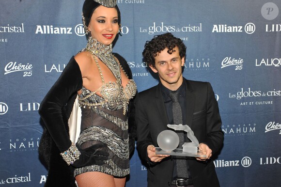 Michaël Gregorio récompensé lors de la 8e cérémonie des Globes de Cristal au Lido à Paris le 4 février 2013.