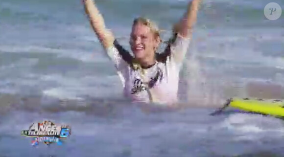 Amélie s'éclate en faisant du surf - Les Anges de la télé-réalité 6 en Australie. Episode diffusé le 12 mars 2014 sur NRJ 12.