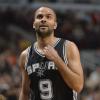 Tony Parker walks lors du match entre les Spurs de San Antonio et les Bulls de Chicago au United Center de Chicago, le 11 mars 2014