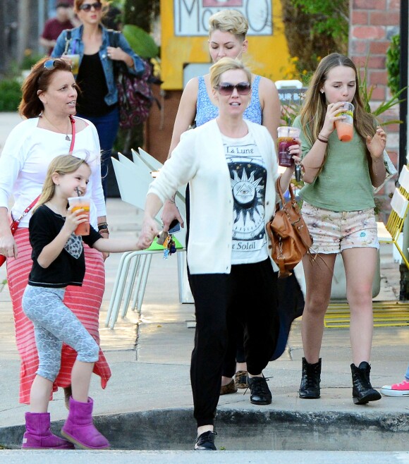 Jennie Garth en compagnie de ses filles Luca Bella Facinelli et Fiona Eve Facinelli dans les rues de Los Angeles, le 13 mars 2014.