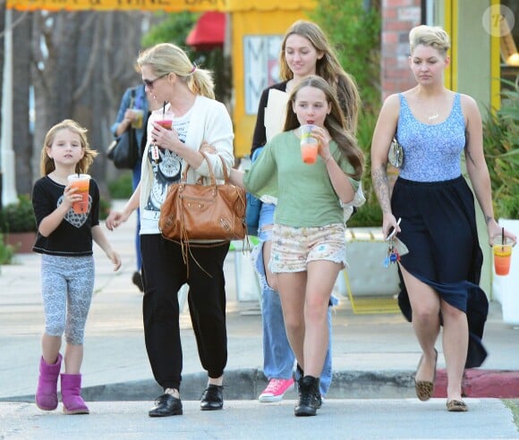 Jennie Garth en compagnie de ses filles Luca Bella Facinelli, Fiona Eve Facinelli et Lola Ray Facinelli dans les rues de Los Angeles, le 13 mars 2014.