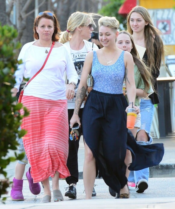 Jennie Garth dans les rues de Los Angeles avec ses filles Luca Bella Facinelli, Fiona Eve Facinelli et Lola Ray Facinelli, le 13 mars 2014.