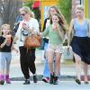 Jennie Garth à Los Angeles en compagnie de ses filles Luca Bella Facinelli, Fiona Eve Facinelli et Lola Ray Facinelli, le 13 mars 2014.