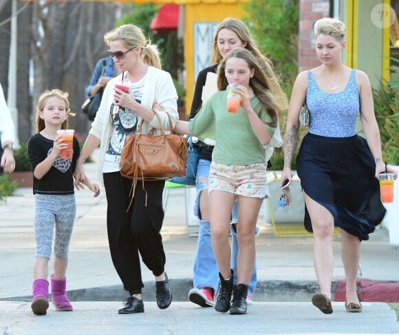 Jennie Garth à Los Angeles en compagnie de ses filles Luca Bella Facinelli, Fiona Eve Facinelli et Lola Ray Facinelli, le 13 mars 2014.