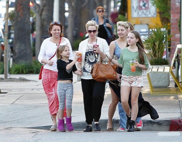 Jennie Garth à Los Angeles avec ses filles Luca Bella Facinelli, Fiona Eve Facinelli et Lola Ray Facinelli, le 13 mars 2014.