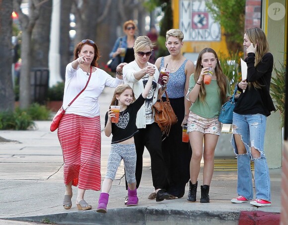 Jennie Garth et ses filles Fiona, Luca et Lola à Los Angeles, le 12 mars 2014.