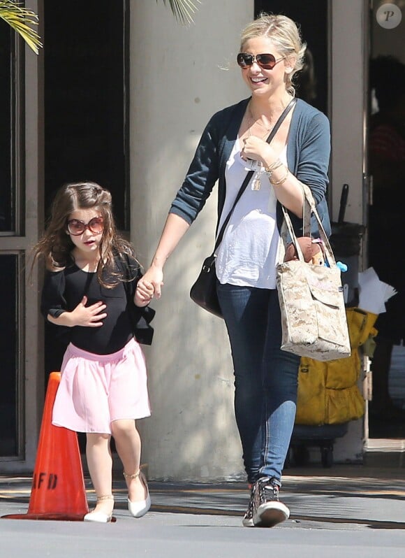 Sarah Michelle Gellar avec sa fille Charlotte dans les rues de Los Angeles, le 15 mars 2014.