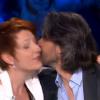 Natacha Polony et Aymeric Caron pour le baiser de l'amitié dans On n'est pas couché sur France 2, le samedi 15 mars 2014.