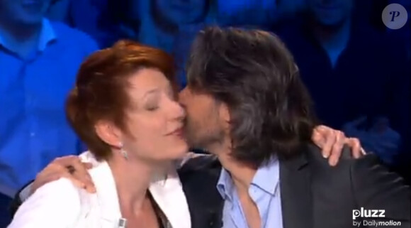 Natacha Polony et Aymeric Caron pour le baiser de l'amitié dans On n'est pas couché sur France 2, le samedi 15 mars 2014.