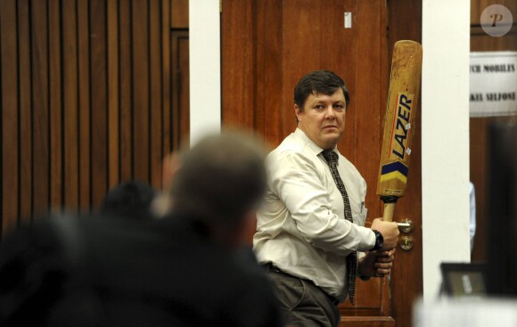 L'expert de la police scientifique, le colonel Johannes Vermeulen, explique devant la vour comment Oscar Pistorius a défoncé la porte de la salle de bain derrière laquelle se trouvait le corps dans vie de Reeva Steenkamp, lors du procès de l'athlète sud-africain, le 12 mars 2014