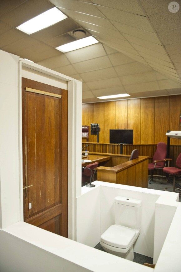 Reconstituion des toilettes où est morte Reeva Steenkamp, pour les besoins du procès d'Oscar Pistorius, accusé de l'avoir tué de plusieurs balles, le 12 mars 2014 devant la cour de justice de Pretoria