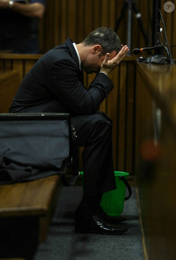 Oscar Pistorius devant la haute cour de justice de Pretoria, le 11 mars 2014, lors de son procès pour le meurtre de Reeva Steenkamp