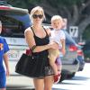 Reese Witherspoon avec son fils Tennessee James à Brentwood, le 16 mars 2014.
