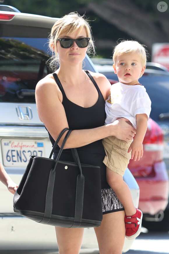 Reese Witherspoon avec son fils Tennessee James dans le quartier de Brentwood à Los Angeles, le 16 mars 2014.