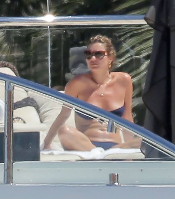 Kate Moss, en bikini, se dore la pilule sur le Lionheart, le yacht de son ami milliardaire Sir Philip Green. Gustavia, Saint-Barthélemy, le 17 mars 2014.