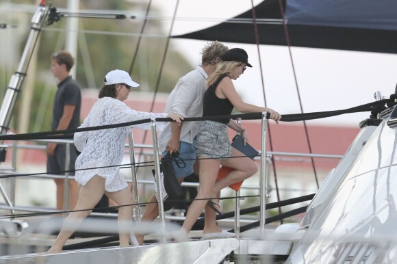Kate Moss, en bonne compagnie sur le port de Gustavia à Saint-Barthélemy. Le 15 mars 2014.