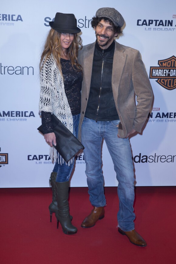 Tomer Sisley et sa compagne à l'avant-première du film Captain America : Le Soldat de l'Hiver au Grand Rex à Paris, le 17 mars 2014.