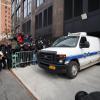 Un véhicule médical quitte l'appartement de L'Wren Scott avec le corps de la créatrice de mode. New York, le 17 mars 2014.