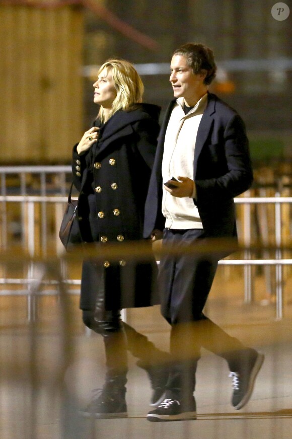 Main dans la main, Heidi Klum et son nouveau compagnon Vito Schnabel sont allés en amoureux à la Tour Eiffel à Paris le 17 mars 2014 où ils ont dîné au restaurant le Jules Verne.