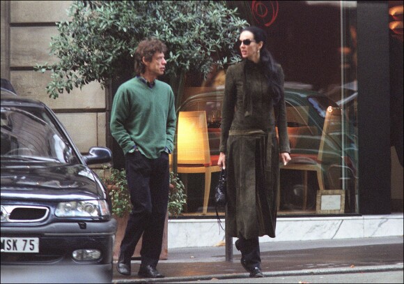 Mick Jagger et L'Wren Scott se promènent à Paris, le 24 septembre 2001.
