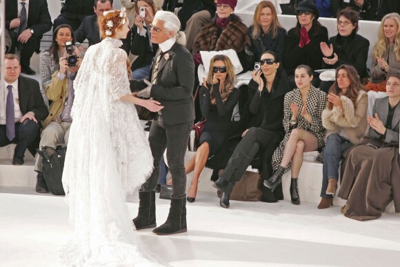 Victoria Beckham, L'wren Scott, Amira Casar, Mademoiselle Agnès et le chanteur Raphael lors d'un défilé de la maison Chanel en 2006.