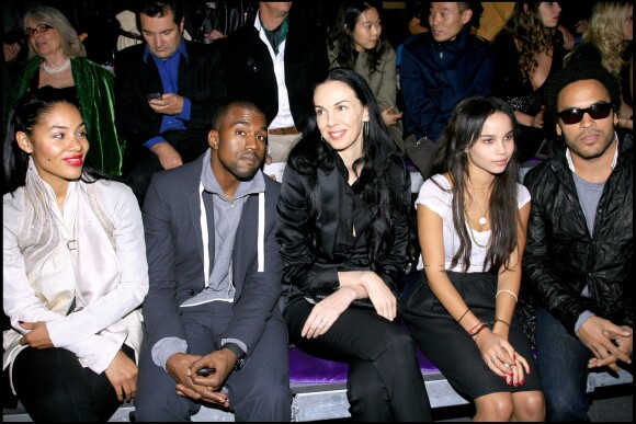 Kanye West et L'Wren Scott lors du défilé de mode Yves Saint Laurent à Paris,le 5 octobre 2006.