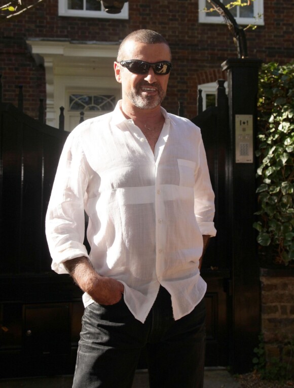 George Michael devant son domicile, quelques jours après sa sortie de prison, à Londres le 11 octobre 2010.