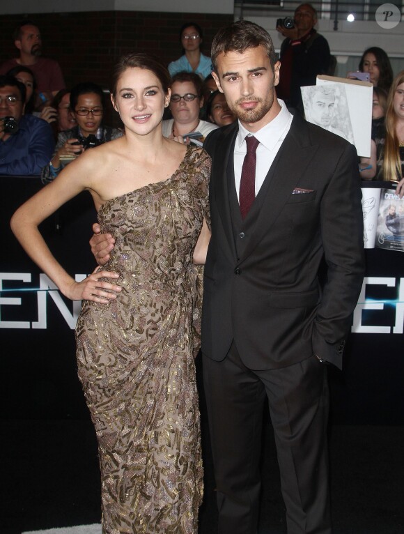 Theo James et Shailene Woodley à la première du film Divergente au Regency Village Theater à Westwood, le 18 mars 2014.