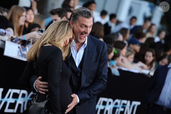 Ray Stevenson avec sa femme enceinte à la première du film Divergente au Regency Village Theater à Westwood, le 18 mars 2014.