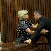 Lois Pistorius et Oscar Pistorius, au tribunal de Pretoria le 18 mars 2014