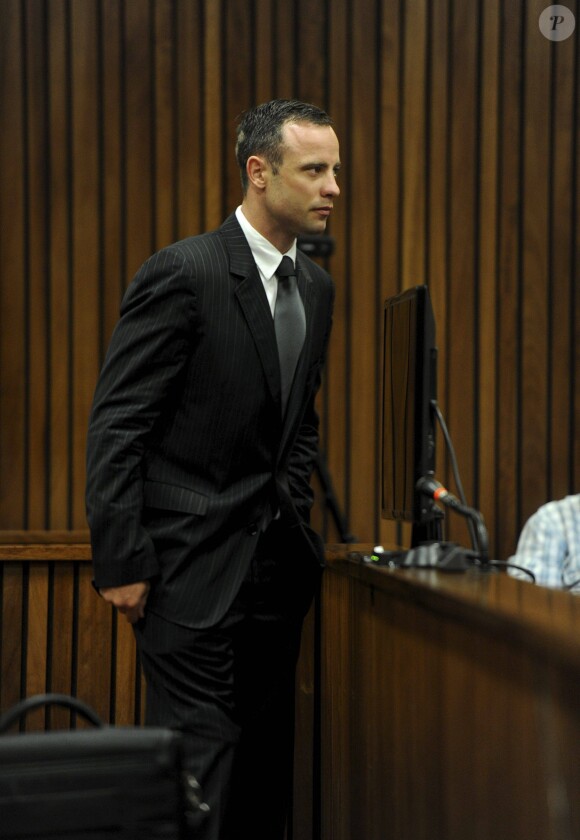 Oscar Pistorius lors de son procès au cours duquel il doit répondre du meurtre de Reeva Steenkamp, sa compagne, au tribunal de Pretoria, le 18 mars 2014