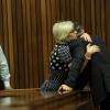 Lois Pistorius et Oscar Pistorius, poursuivi pour le meurtre de sa compagne Reeva Steenkamp, le 18 mars 2014 devant la cour de justice de Pretoria