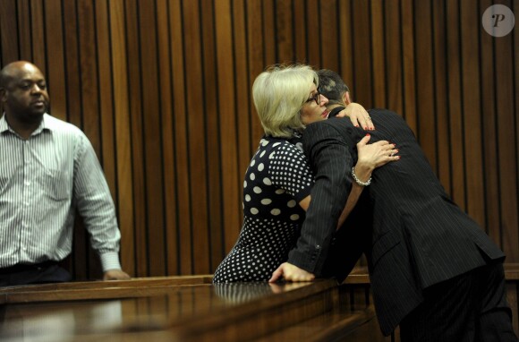 Lois Pistorius et Oscar Pistorius, poursuivi pour le meurtre de sa compagne Reeva Steenkamp, le 18 mars 2014 devant la cour de justice de Pretoria