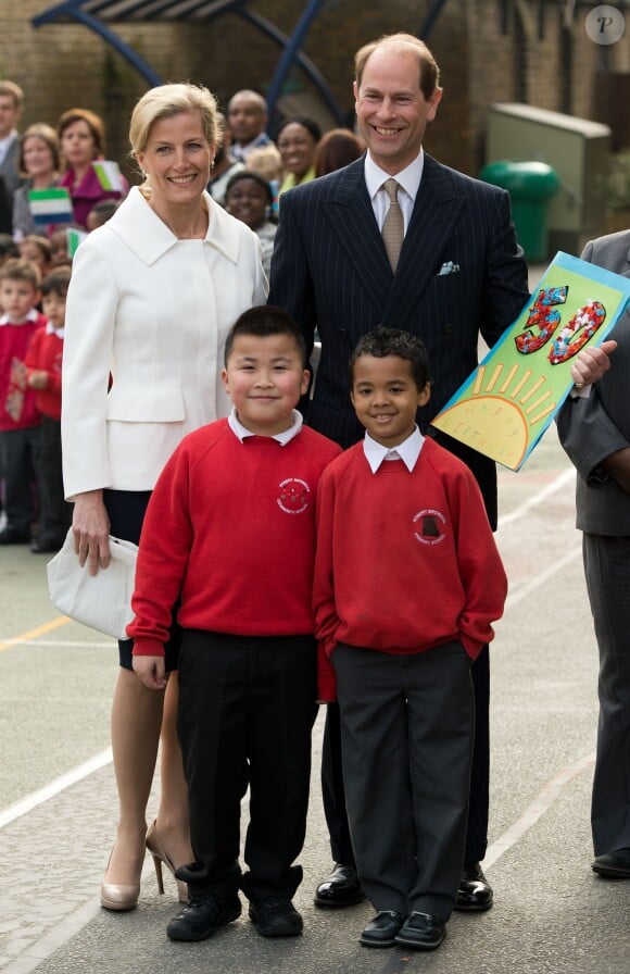 Le prince Edward et la comtesse Sophie de Wessex en visite à l'école primaire Robert Browning à Londres le 10 mars 2014, le jour des 50 ans de son époux le prince Edward.