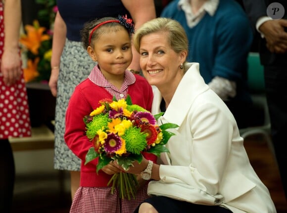 La comtesse Sophie de Wessex en visite à l'école primaire Robert Browning à Londres le 10 mars 2014, le jour des 50 ans de son époux le prince Edward.