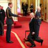 Le prince William anoblissant à Buckingham Palace le 18 mars 2014 Sir Marcus Setchell, ex-gynécologue obstétricien de la reine Elizabeth II, qui officiait lors de l'accouchement de Kate Middleton pour la naissance du prince George le 22 juillet 2013 à Londres. Après 24 ans passés au service de la reine et de la famille royale, Marcus Setchell était élevé au rang de chevalier commandeur de l'ordre de l'empire britannique dans la promotion du Nouvel An 2014.