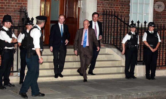 Marcus Setchell à la sortie de l'aile Lindo de l'hôpital St Mary, à Londres, le 22 juillet 2013, après l'accouchement de Kate Middleton et la naissance du prince George de Cambridge.