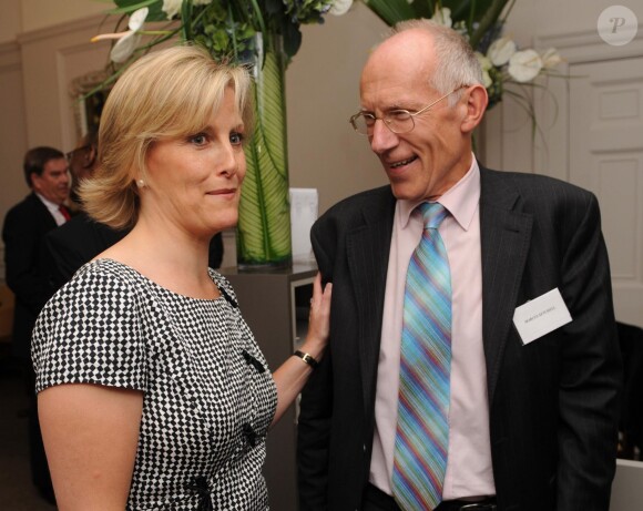 La comtesse Sophie de Wessex et le docteur Marcus Setchell dans une clinique de Londres le 16 juillet 2009