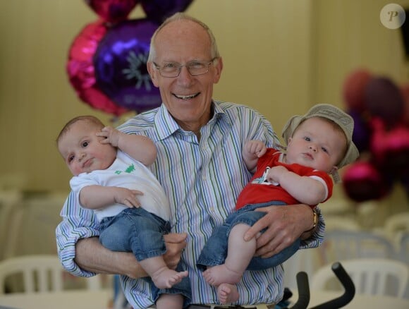 Exclusif - Le docteur Marcus Setchell, avec ses petits-fils jumeaux de 5 mois le 30 juin 2013, moins d'un mois avant de pratiquer l'accouchement de Kate Middleton et de tenir dans ses mains le prince George de Cambridge.