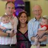 Exclusif - Le docteur Marcus Setchell, avec son fils Tom, sa belle-fille et ses petits-fils jumeaux de 5 mois le 30 juin 2013, moins d'un mois avant de pratiquer l'accouchement de Kate Middleton et de tenir dans ses mains le prince George de Cambridge.