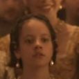 Qui est cette petite fille devenue chanteuse dans le film Elizabeth ?