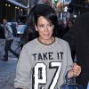 Lily Allen, qui porte un sweatshirt "Take It Ez", fait du shopping dans les rues de New York. Le 18 mars 2014