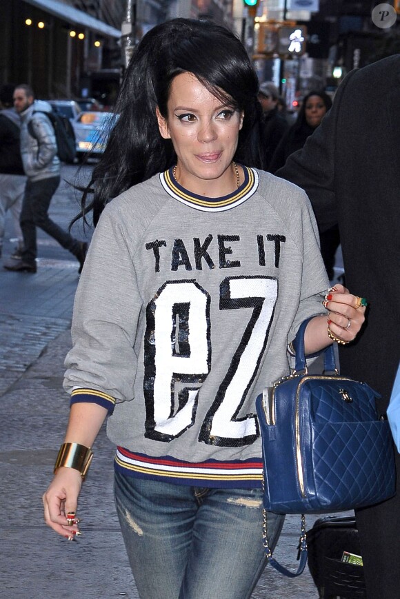 Lily Allen, qui porte un sweatshirt "Take It Ez", fait du shopping dans les rues de New York. Le 18 mars 2014