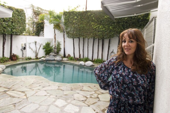 Exclusif - Victoria Sellers, la fille des acteurs Britt Ekland et Peter Sellers, pose devant la petite piscine de sa maison de West Hollywood en Californie, le 4 mars 2014.
