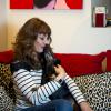 Exclusif - Victoria Sellers, la fille des acteurs Britt Ekland et Peter Sellers, pose avec son chien Max dans sa maison de West Hollywood en Californie, le 4 mars 2014.