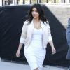 Kim Kardashian, en plein après-midi shopping à Beverly Hills, porte une veste Acne Studios, une robe blanche particulièrement moulante et des chaussures Altuzarra. Le 15 mars 2014.