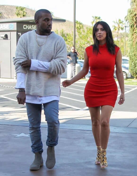 Kanye West et Kim Kardashian, divine dans une robe rouge Alexander McQueen et des sandales Sergio Rossi, se rendent au cinéma. Calabasas, le 14 mars 2014.
