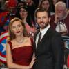 Scarlett Johansson enceinte et Chris Evans à la première du film Captain America : Le Soldat de l'Hiver, à Londres, le 20 mars 2014.