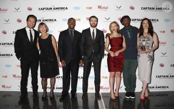 Sebastian Stan, Jenny Agutter, Anthony Mackie, Chris Evans, Scarlett Johansson, Samuel L. Jackson et Hayley Atwell à la première du film Captain America : Le Soldat de l'Hiver, à Londres, le 20 mars 2014.