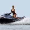 Charlize Theron, ultrasexy fait du jet-ski lors d'un photoshoot à Miami, le 20 mars 2014.